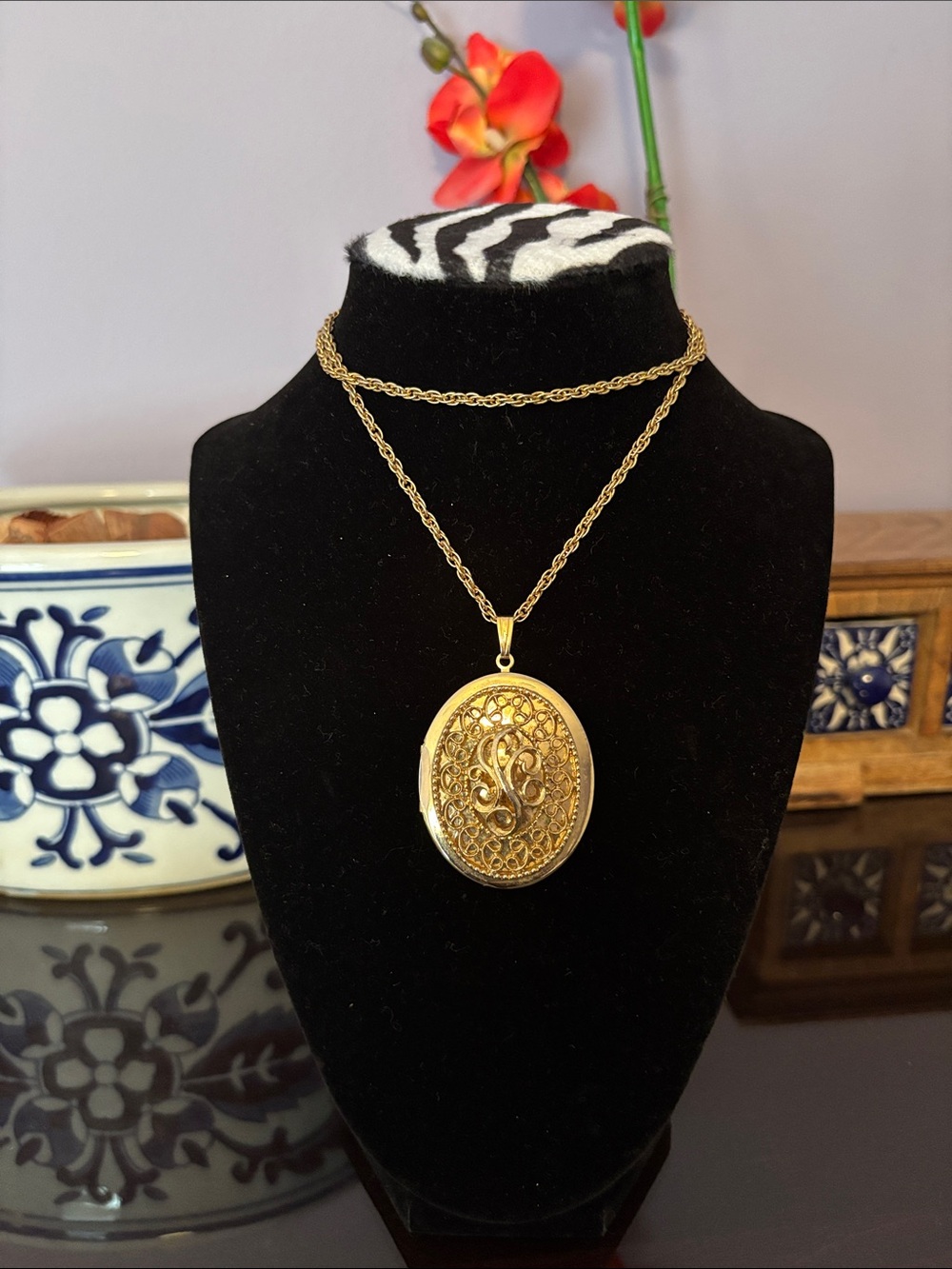 Beautiful Vintage Locket Necklace!